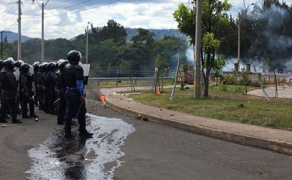 Desalojan a estudiantes del MEU que se tomaron el Bulevar Suyapa de Tegucigalpa