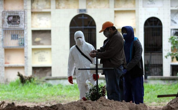 Bolivia marca un récord diario de fallecidos por la COVID-19 en el país