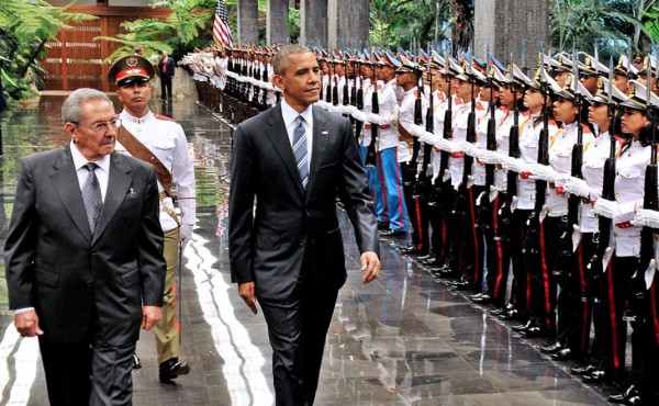 Raúl Castro recibe a Barack Obama en el Palacio de la Revolución