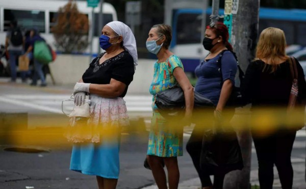 El contagio de COVID-19 rompe récord en El Salvador y aumenta la venta de ataúdes