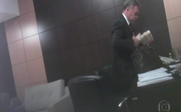 Escándalo en Brasil: video muestra a políticos recibiendo fajos de dinero