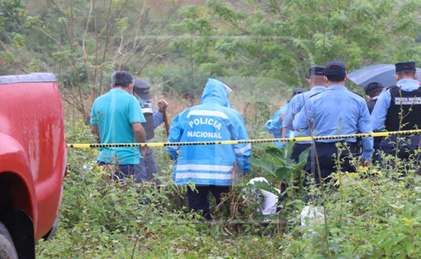 Momento en que autoridades exhumaban el cuerpo de Wilmer Rigoberto Posas.