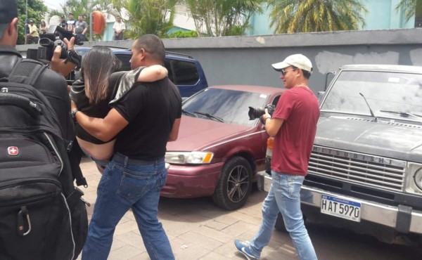 Una de las dos raptadas siendo trasladada al Hospital Escuela.
