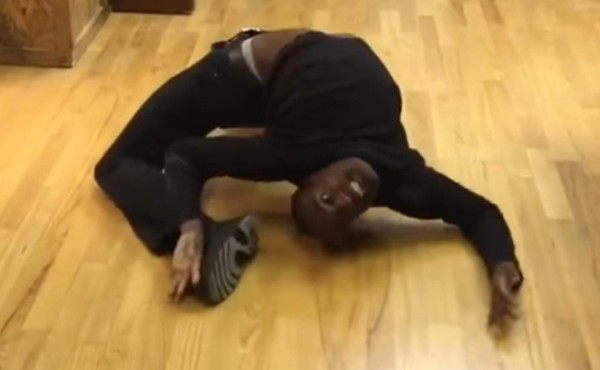 El perturbador video de un hombre que se cree araña