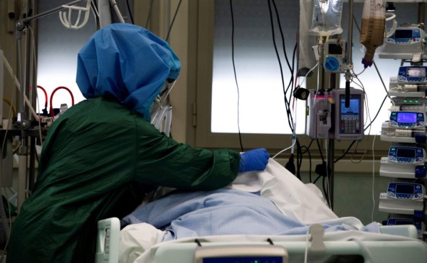 Muertos por coronavirus ya rondan los 300,000 en todo el mundo