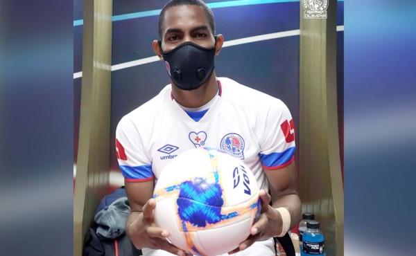 Jerry Bengtson por poco se va de mojado y ahora golea con mascarilla