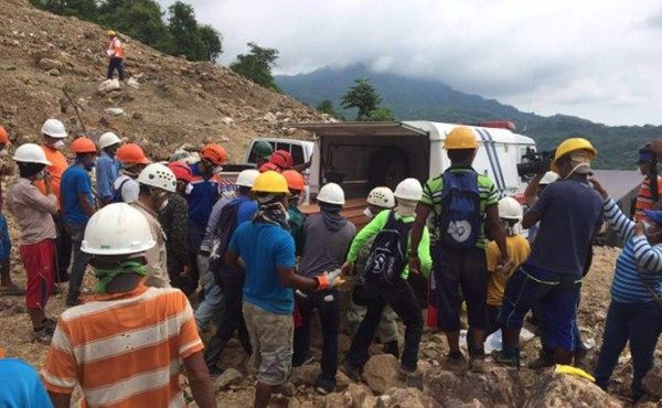 Recuperan los dos cuerpos de mineros soterrados en Choluteca