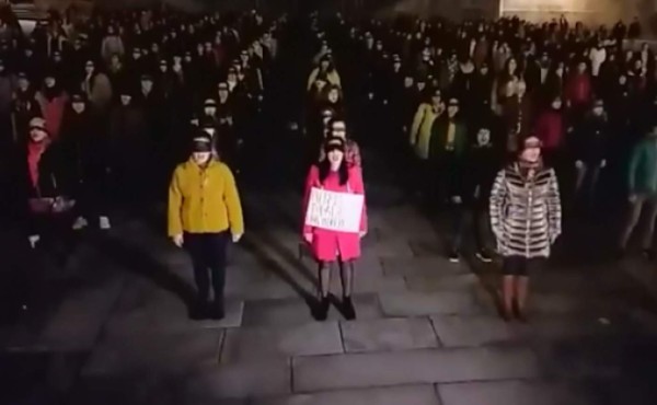 Hombre interrumpe protesta de 'el violador eres tú' y les grita 'Ahora a casa a hacer la cena'