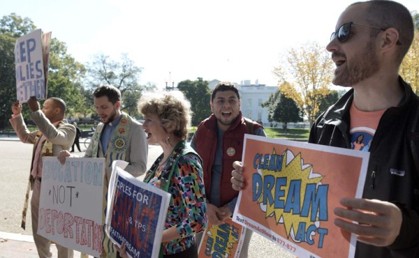 Unos 300 mil 'dreamers' perderán su trabajo en los primeros 9 meses sin DACA