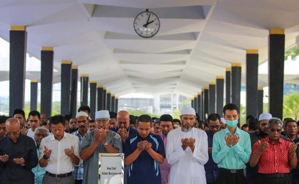 Malasia detecta 190 casos de coronavirus vinculados a rezo en una mezquita