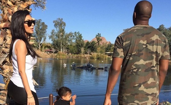 Kim Kardashian y Kanye West de paseo en el zoológico junto a North