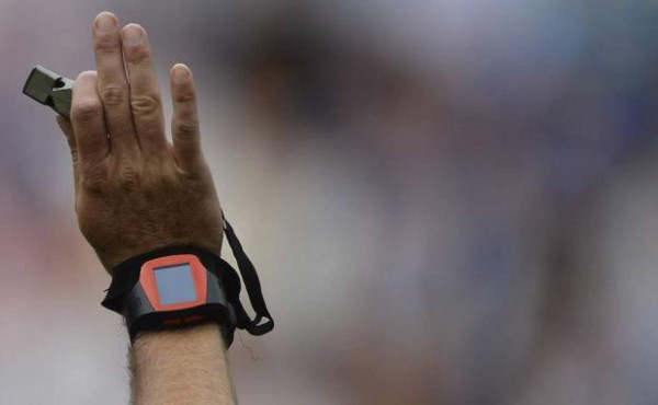 Jugador abraza a árbitro por el mal comportamiento de su papá   