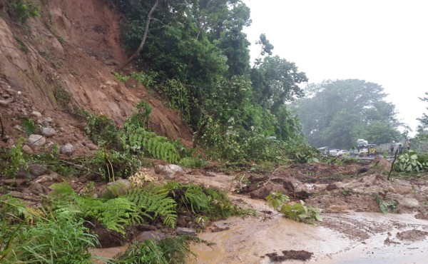 Derrumbes interrumpen el paso en Cuyamel, Omoa