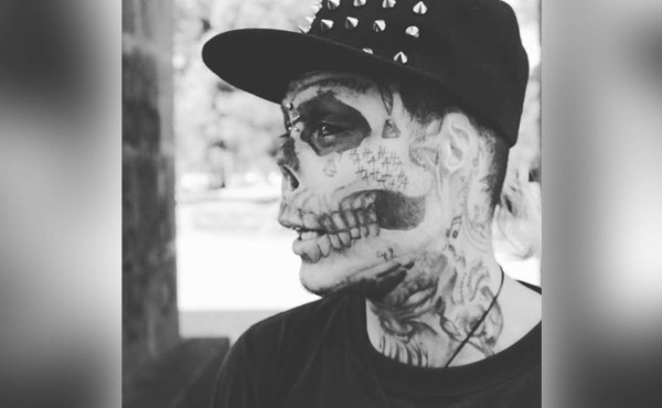 Hombre se amputa la nariz y orejas para parecerse a una calavera