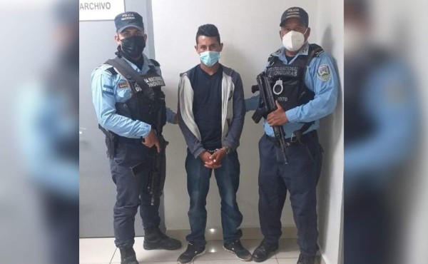 Lo señalan de matar a otro hombre con un fusil y abandonar cadáver en una finca