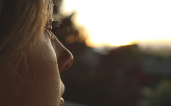 Deprimida por engaño de su pareja