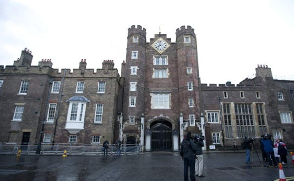 Hombre muere al prenderse fuego frente a palacio de príncipe Guillermo