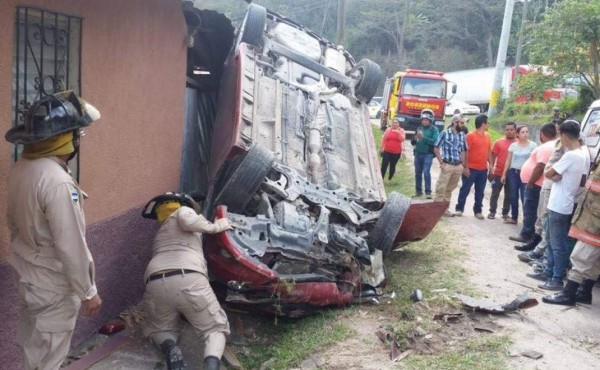 Joven se vuelca con su carro y termina sobre una casa en Copán