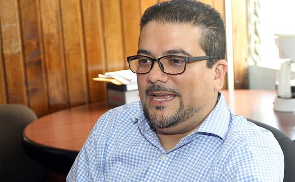 L1.9 millones ganó Almendárez con goce de permisos