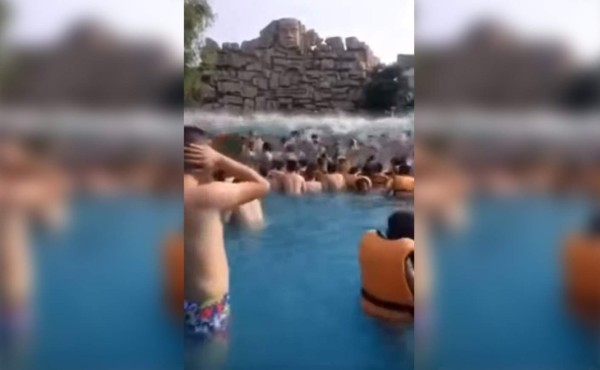 Video: 'Tsunami' en piscina de olas deja 44 heridos en China
