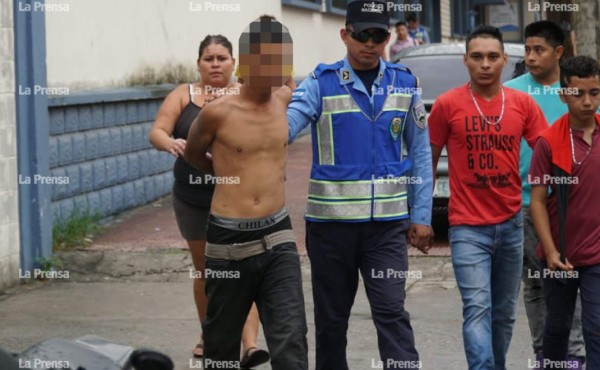 Policía salva de ser linchado a un menor en barrio sampedrano