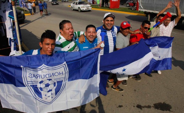La afición comienza a vivir el partido Honduras México