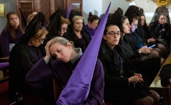 Procesiones aprovechan las treguas de lluvia y recorren calles españolas
