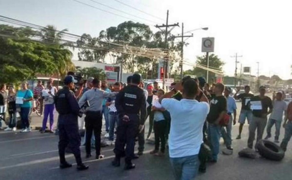 Policías y militares vigilan carreteras para evitar tomas