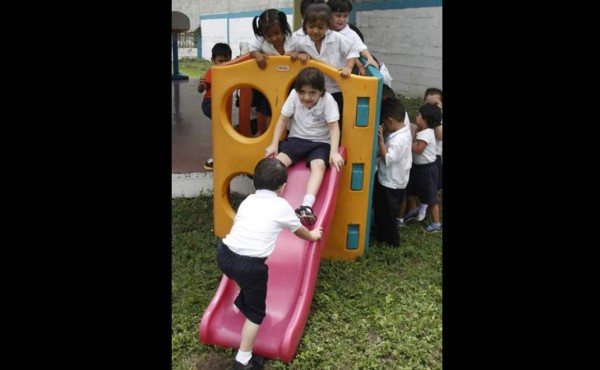 Padres exigen que se abra primer grado para niños especiales