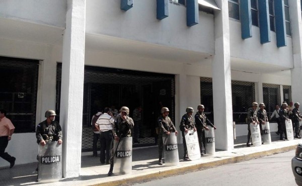 Militarizan oficinas de la DEI previo a cierre y despido de empleados