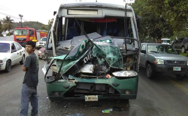 Colisión entre rastra y bus deja 12 personas heridas