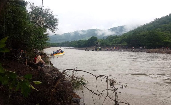 Río arrastra puente y deja incomunicados tres municipios de Choluteca
