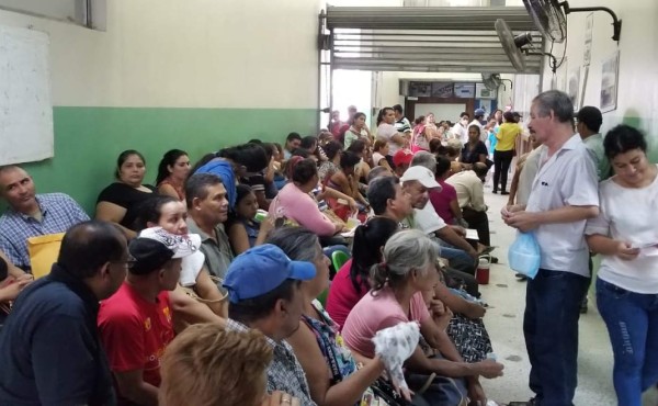 Hospitales públicos lucen abarrotados, pero atienden con normalidad