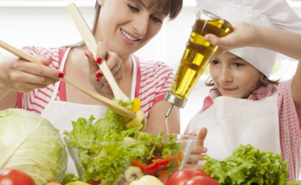 ¿Cómo debe ser la dieta de niños y adolescentes?