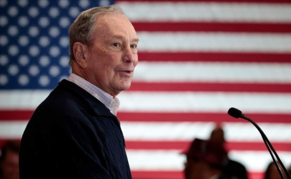 Acusan a Bloomberg de comprar elección tras pagar deudas de 31,000 exreos
