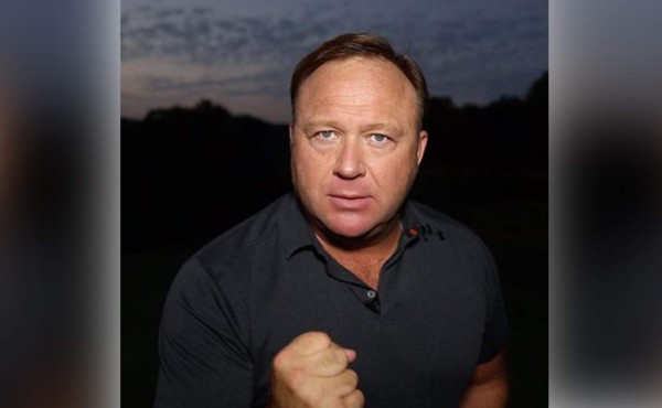 Facebook, Apple y Youtube vetan a periodista Alex Jones por incitación al odio