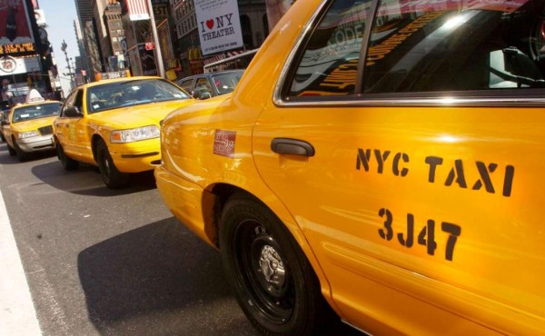 Alcalde de Nueva York indignado por el trato de taxistas a pasajeros chinos