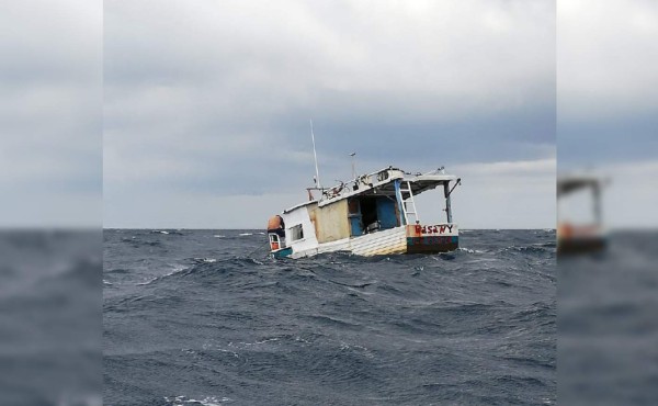 Rescatan a dos hombres tras averiarse motor de barco en el que faenaban