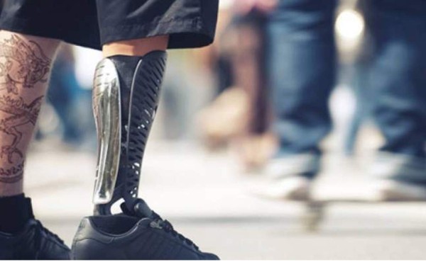 Crean pierna artificial que ayuda a mover la rodilla y sentir hasta el suelo