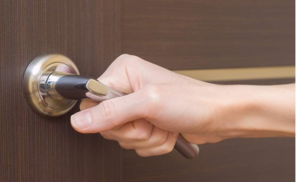 Decepcionada le da un portazo al amor