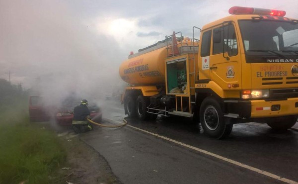 Carro se incendia en carretera de El Progreso