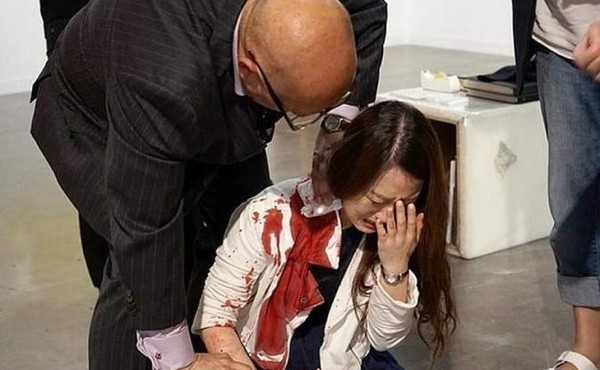 La policía acudió de inmediato para auxiliar a la joven que resultó herida.