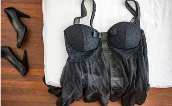 Hombre le gusta vestirse con atuendos de mujer