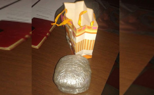 Llevaban marihuana envuelta como regalo navideño y los capturan