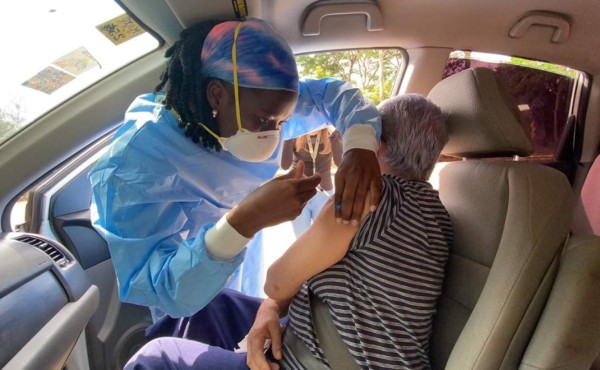 Mañana arranca vacunación de adultos mayores en tres autoservicios del Distrito Central