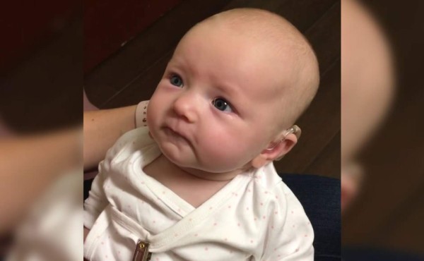 La tierna reacción de una bebé al escuchar a su madre por primera vez