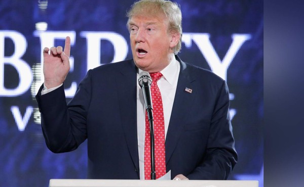 Trump corteja a evangelistas y afirma que el cristianismo está 'bajo asedio'