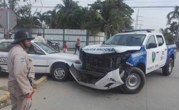 Choque entre patrulla policial y un taxi deja varios heridos