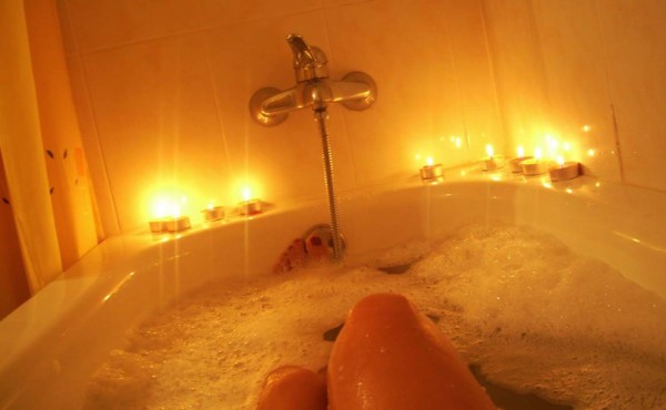 Una mujer muere electrocutada tras hacerse un selfie en la bañera  