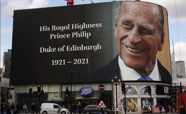 Casas reales y líderes mundiales saludan al príncipe Felipe y su larga vida de servicio